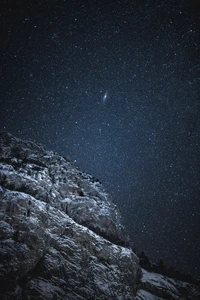 Nuit étoilée sur des montagnes enneigées