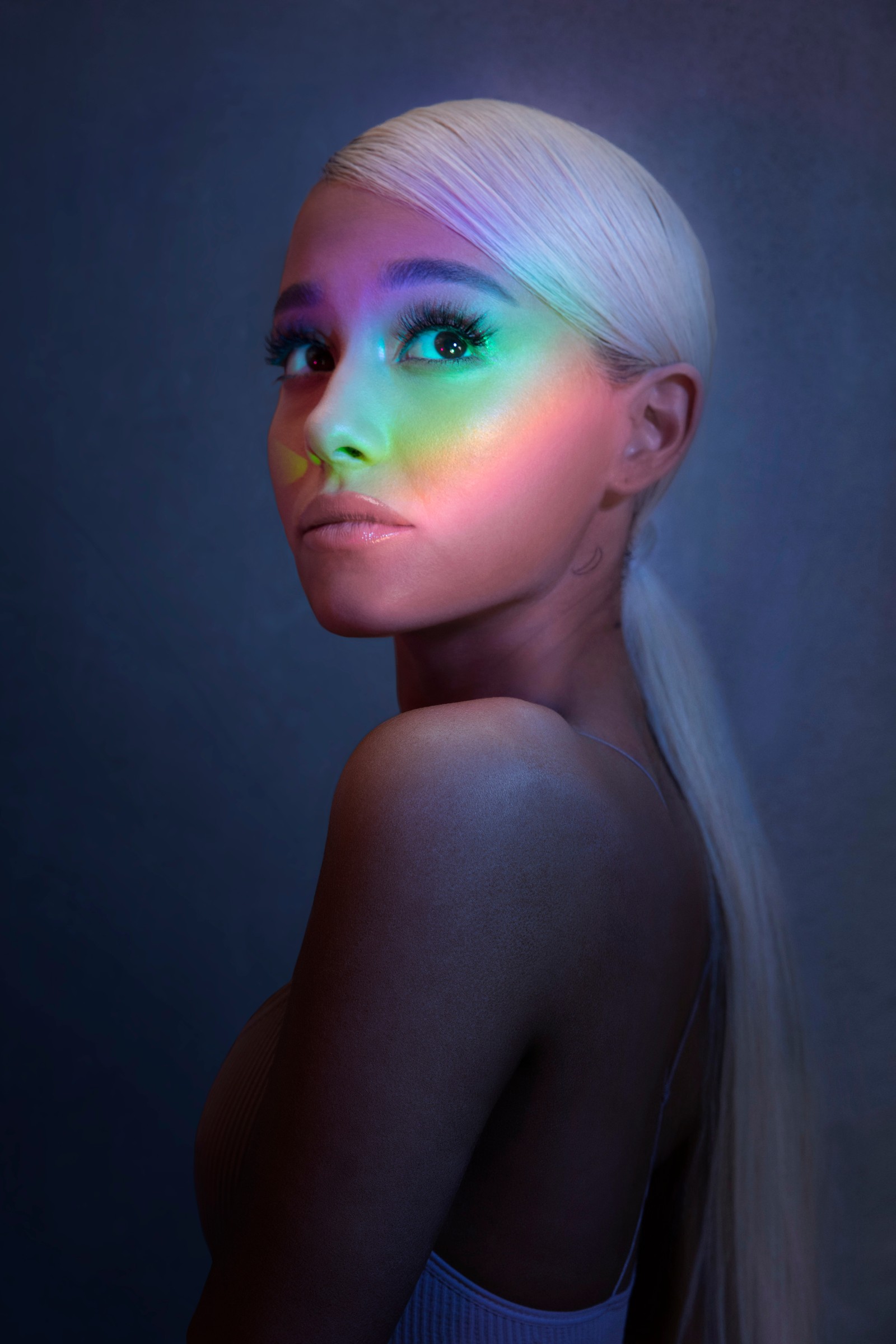 Une femme arabe avec de longs cheveux blancs et un maquillage coloré en arc-en-ciel (ariana grande, no tears left to cry, chanteur pop, chanteur américain, 5k)