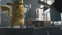 Detektiv Pikachu mit einer Kaffeetasse in einem schwach beleuchteten Büro