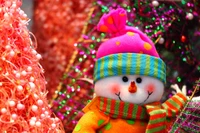 Boneco de neve festivo cercado por coloridas decorações de Natal