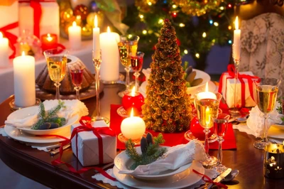 Table de dîner de Noël décorée de façon festive avec des bougies et des ornements