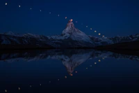 Reflet de la superlune sur la chaîne de montagnes la nuit