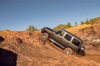 Mercedes-Benz G-Class conquistando terreno acidentado na natureza