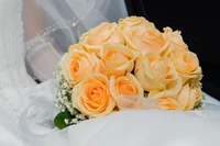 Elegante ramo de suaves rosas naranjas adornado con delicados rellenos blancos, perfecto para bodas y ocasiones especiales.