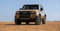 Toyota Land Cruiser 2025: SUV off-road robusto em paisagem desértica