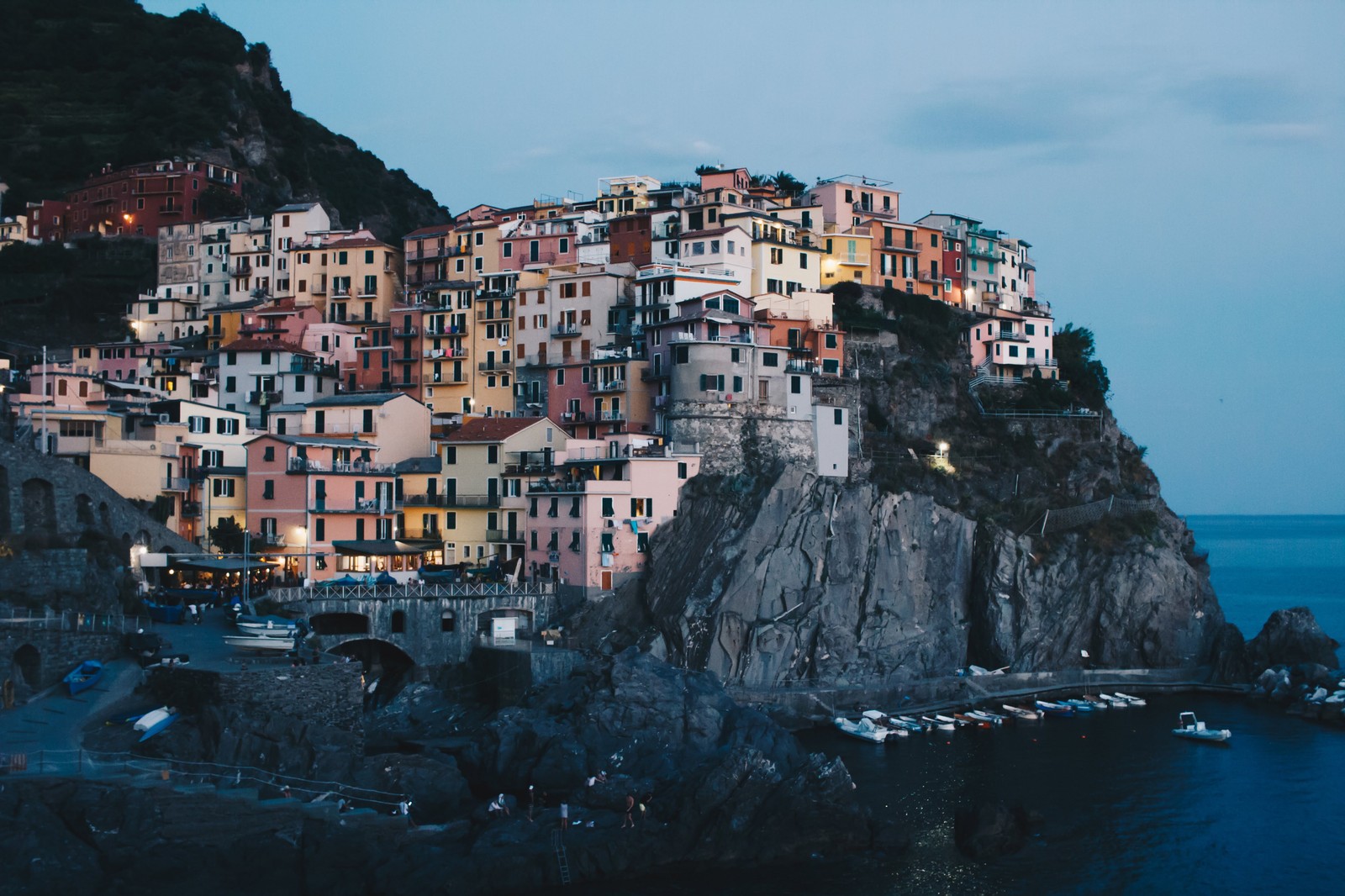 Arafed view of a town on a cliff overlooking the ocean (coast, sea, town, cliff, promontory)