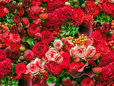 Arreglo floral rojo vibrante: un lujoso ramo de rosas y flores de jardín