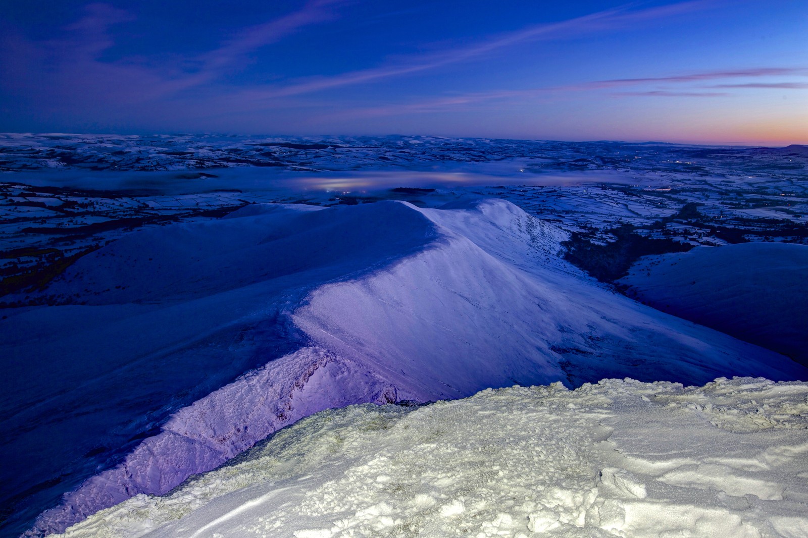 Une montagne enneigée avec un ciel violet et quelques nuages (océan arctique, nuage, atmosphère, azur, glace de mer)