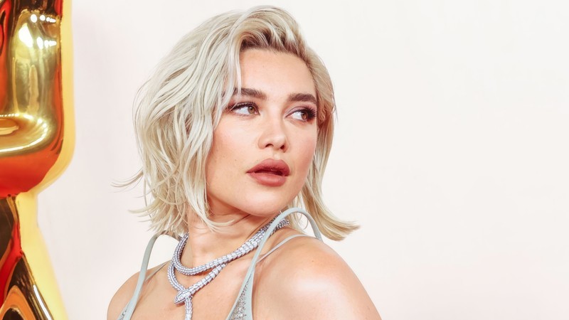 Леди гага позирует перед золотой статуей (флоренс пью, florence pugh, оскар, знаменитость, актриса)