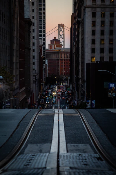 Stadtstraße mit Blick auf die Bay Bridge bei Dämmerung