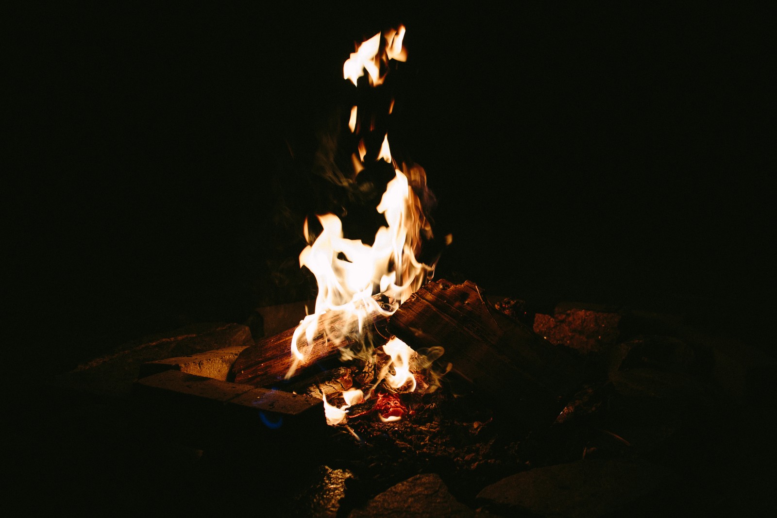 Hay un fuego ardiendo en la oscuridad (fuego, calor, llama, fogata, hoguera)