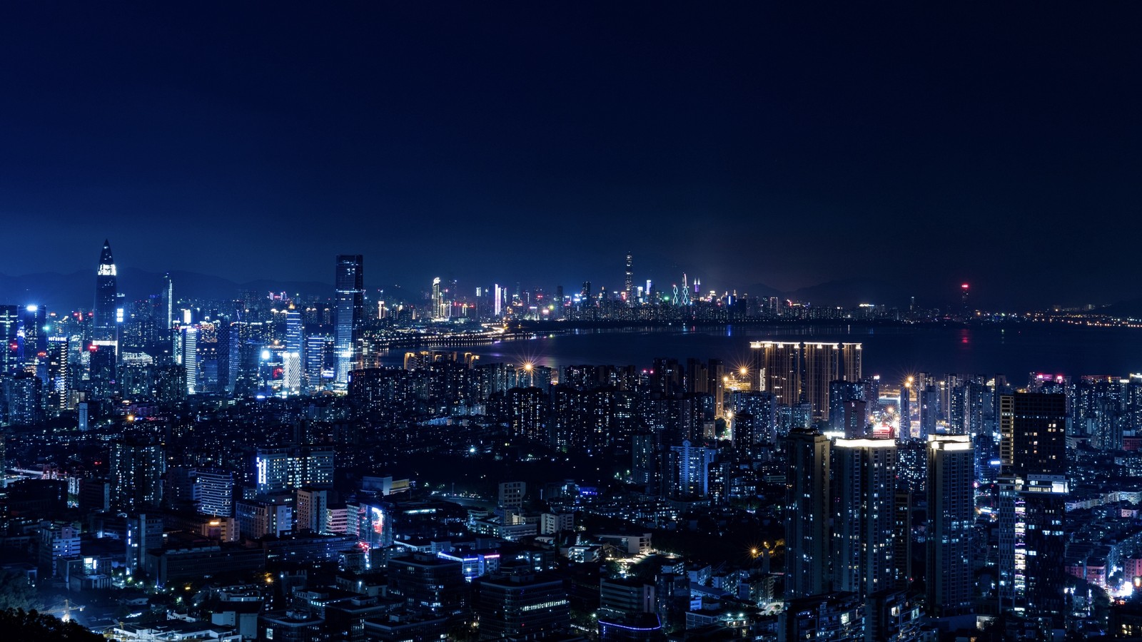 Una vista de una ciudad de noche con muchas luces (ciudad, noche, paisaje urbano, área urbana, metrópolis)