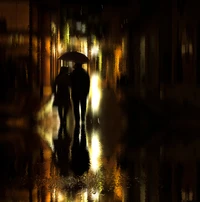 Couple en silhouette s'embrassant sous un parapluie lors d'une nuit pluvieuse avec des reflets