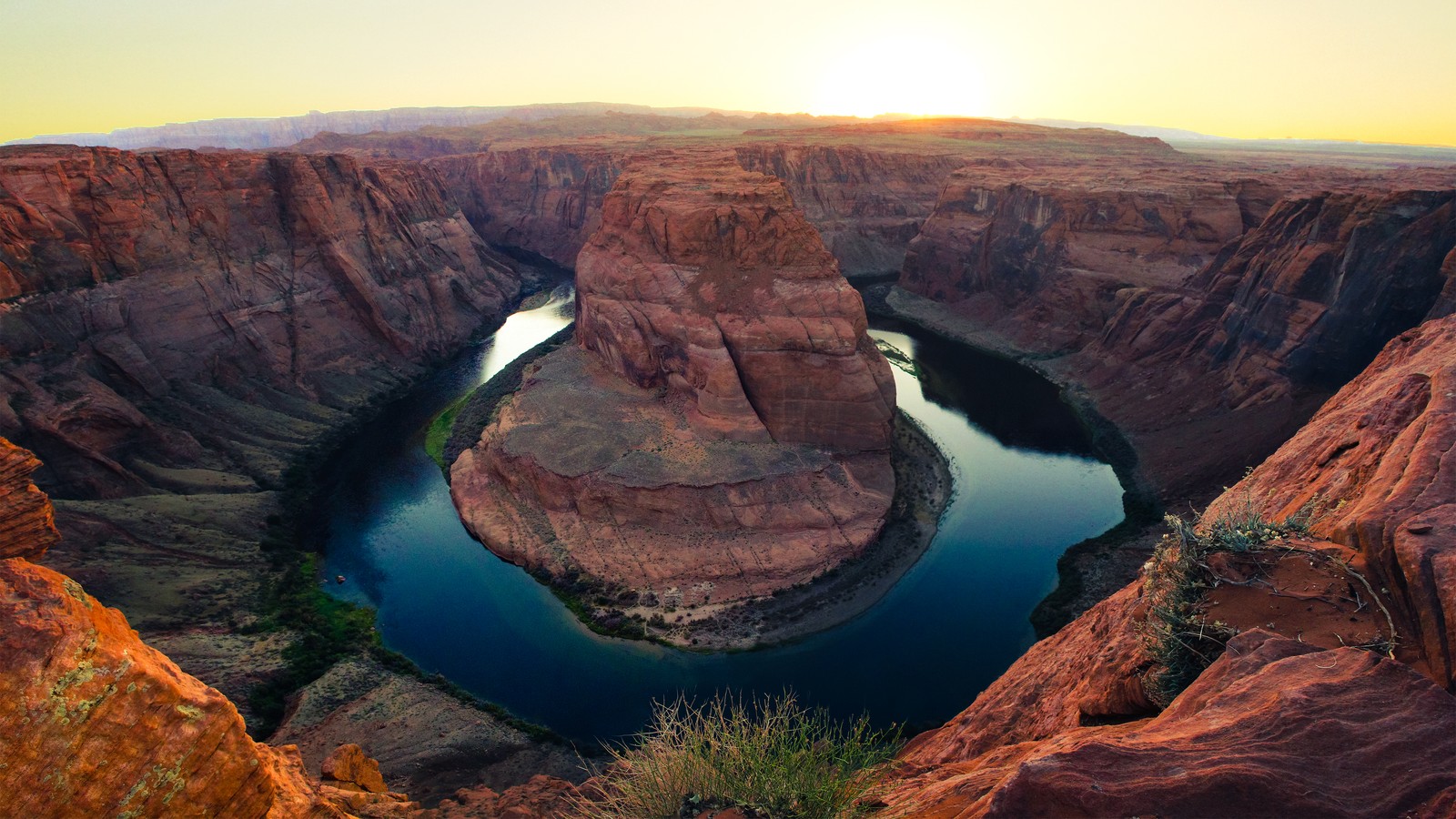 A view of a river running through a canyon in the desert (horseshoe bend, page, colorado river, grand canyon, natural landscape)