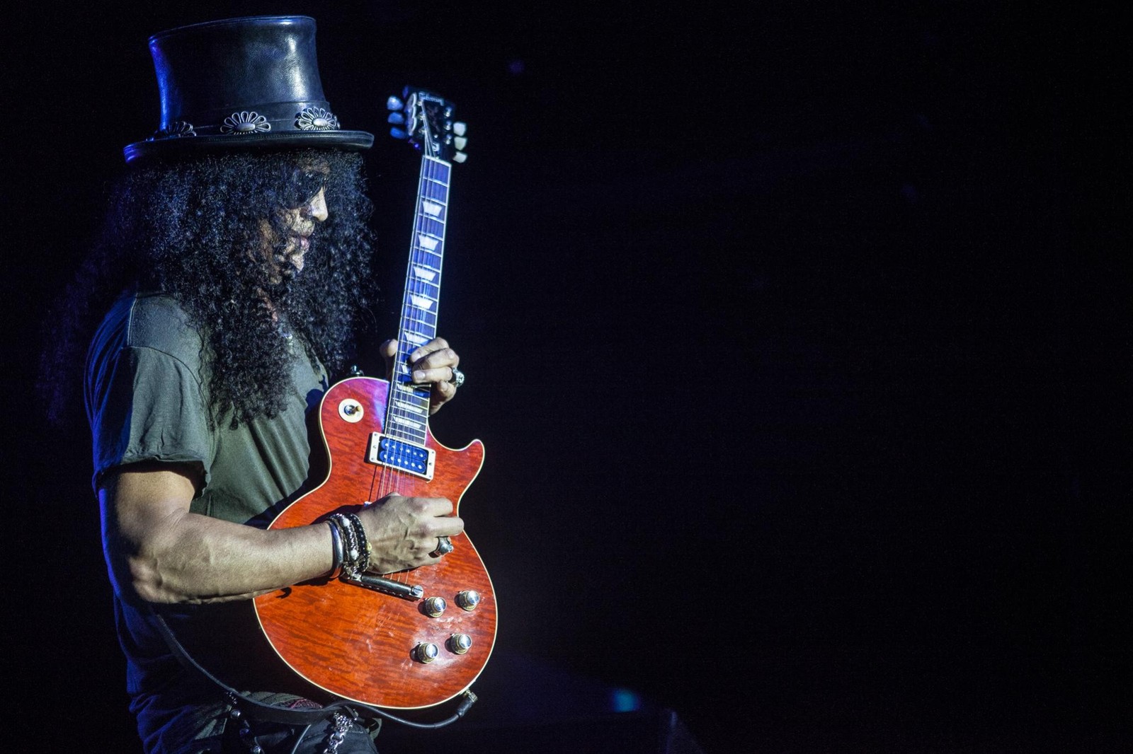 Imagen artística de un hombre con un sombrero de copa tocando la guitarra (guitarra slide, guitarra eléctrica, bajo eléctrico, guns n roses, guitarra)