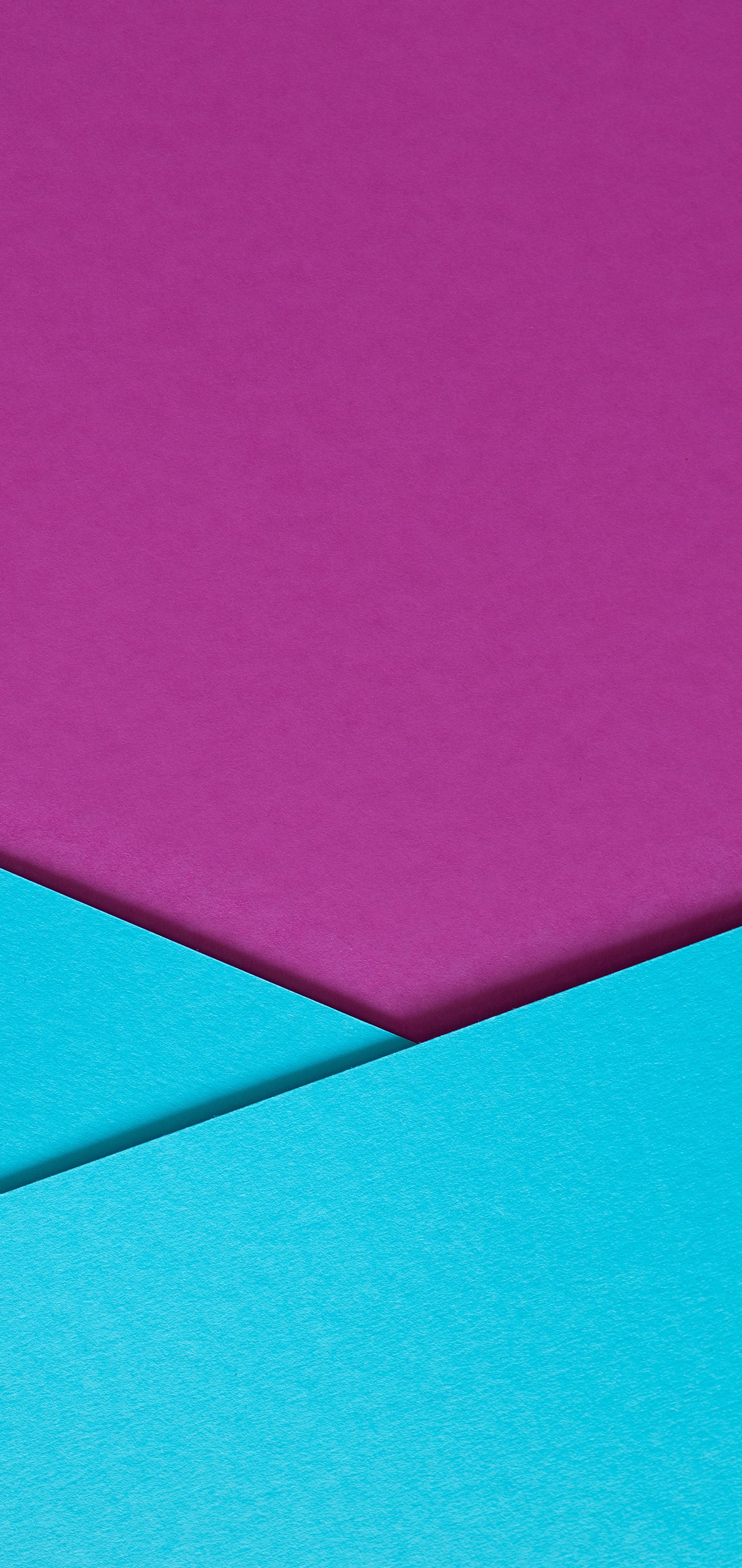 Há duas folhas de papel azul e rosa em uma mesa (papel, retângulo, roxo, violeta, azul elétrico)