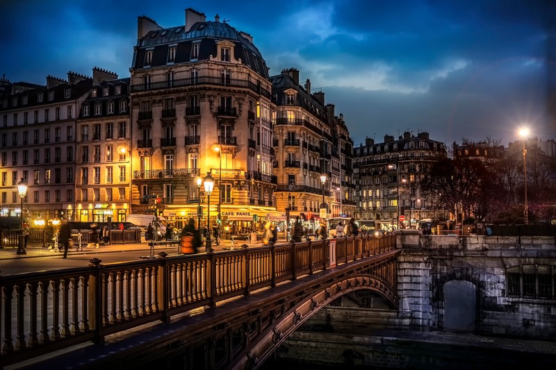 Вид на мост с зданием и мостом на заднем плане (париж, paris, достопримечательность, город, ночь)