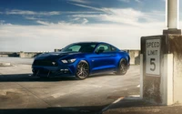 Ford Mustang GT azul modificado em ambiente urbano