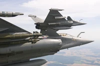 Aviones de combate Dassault Rafale en vuelo con armamento avanzado