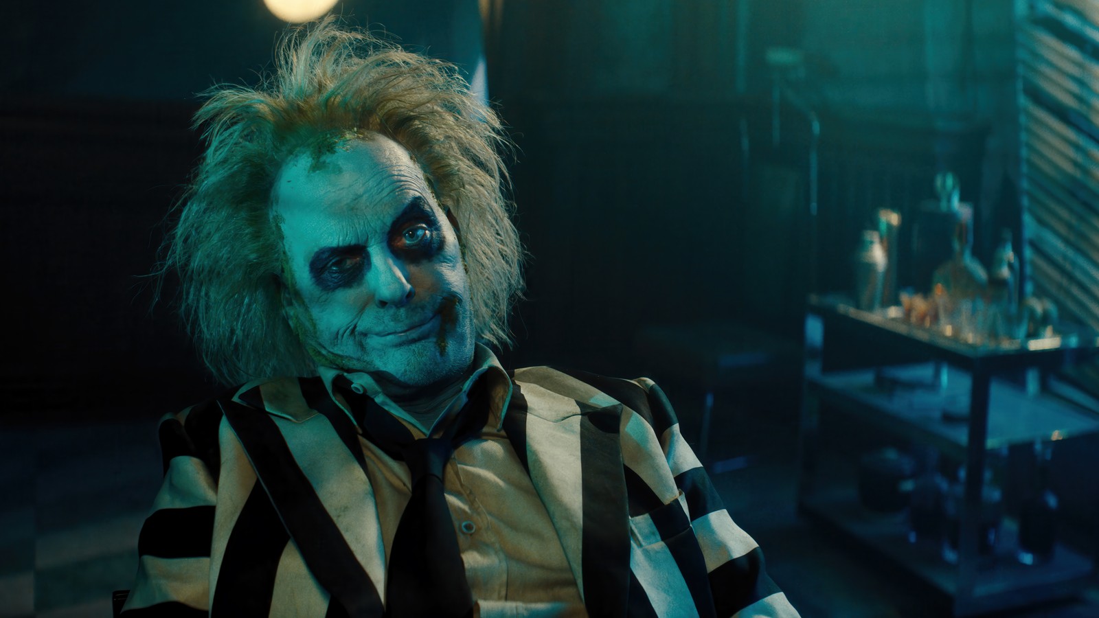 Un gros plan d'une personne en costume avec un visage effrayant (beetlejuice beetlejuice, film, 2024, michael keaton)