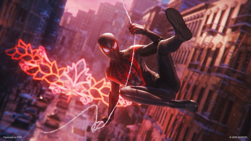 Человек-паук в городе с неоновым пауком (marvels spider man miles morales, playstation 5, игры 2020, 2020 games, человек паук)