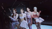 BLACKPINK: Elegância feroz em meio ao vidro quebrado