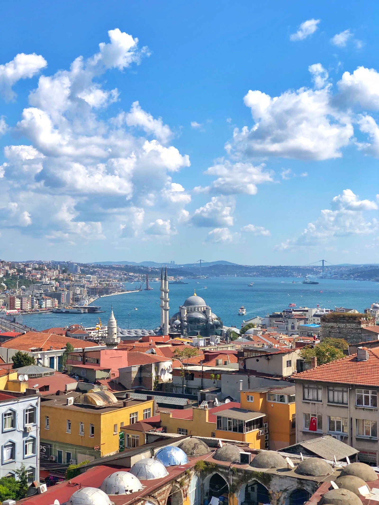 Uma vista de uma cidade com um grande corpo d'água (telhado, casa, cumulo, mar, costa)