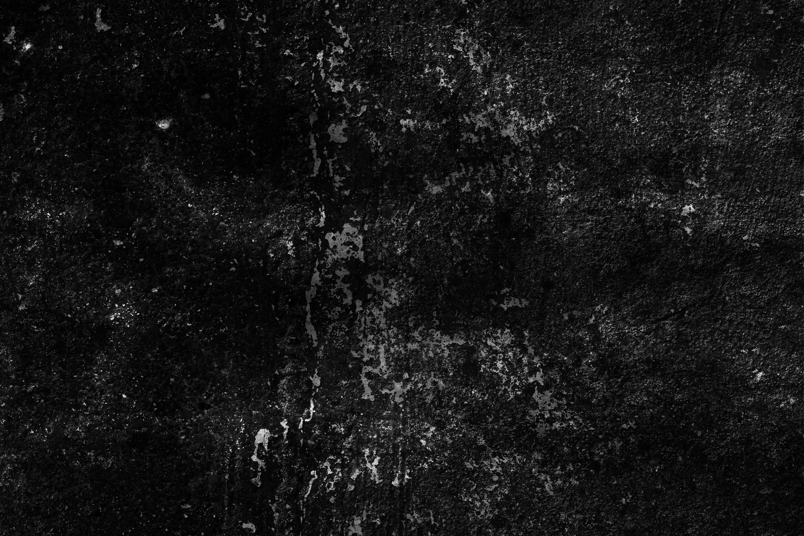 Un primer plano de una foto en blanco y negro de una pared (textura, oscuridad, negro, monocromo, atmósfera)