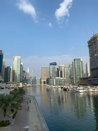 Dubai Marina: Impresionante Paisaje Urbano con Edificios y Vía Fluvial