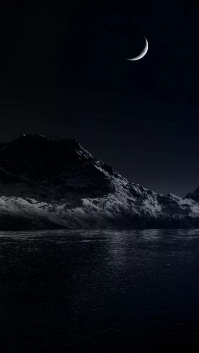 Reflet de montagne au clair de lune sur un lac sombre