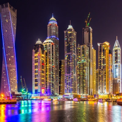 Skyline von Dubai bei Nacht: Ein strahlendes Display moderner Architektur