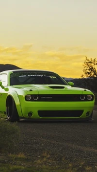 Lebendiger grüner Dodge Challenger Muscle Car bei Sonnenuntergang