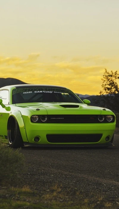 Coche musculoso Dodge Challenger verde vibrante al atardecer