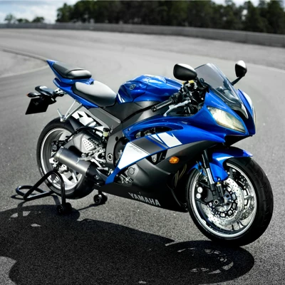 Motocicleta esportiva Yamaha R1 em uma pista de corrida