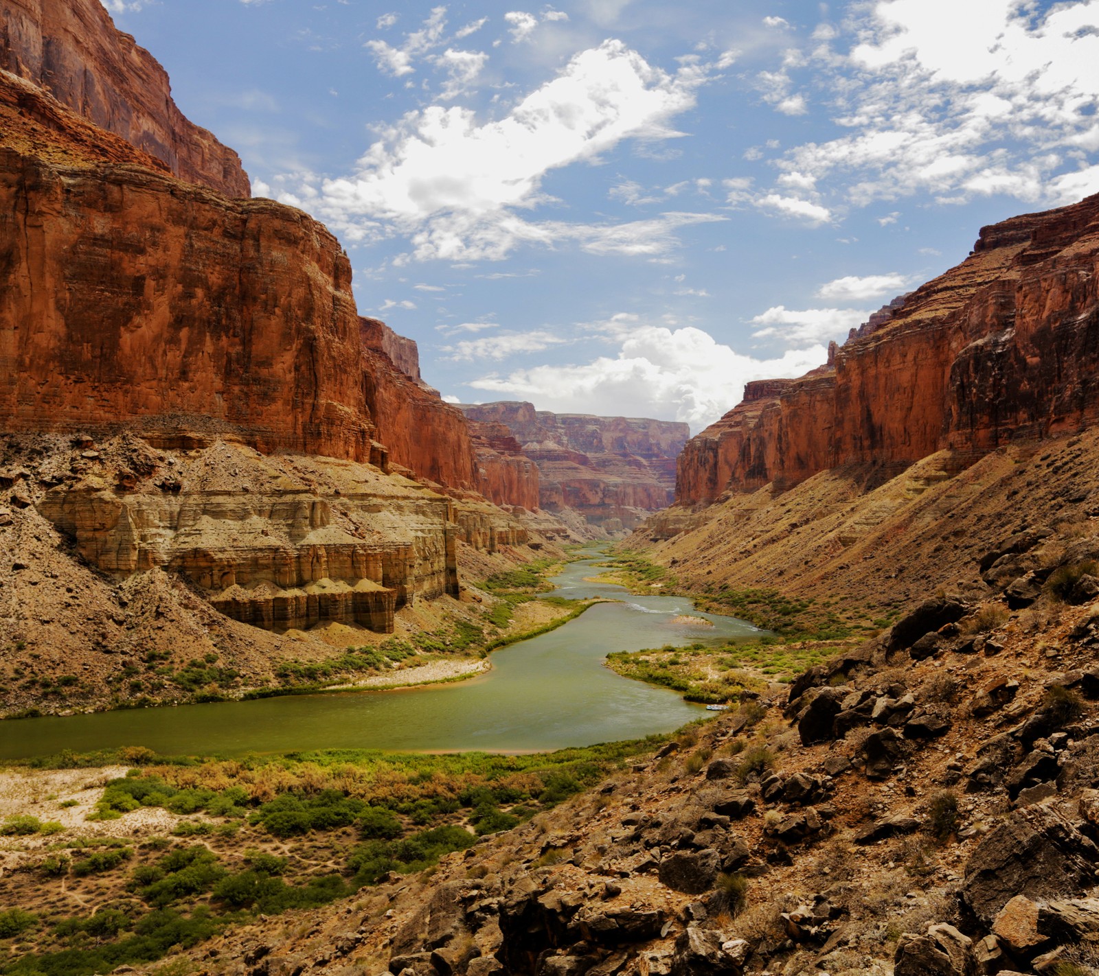 Uma vista de um rio correndo através de um cânion no deserto (android, cânion, google, marshmallow, montanha)