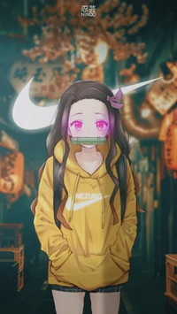 Nezuko Kamado dans un hoodie jaune dans une rue éclairée par des lanternes