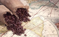 Grains de café sur une carte du monde vintage