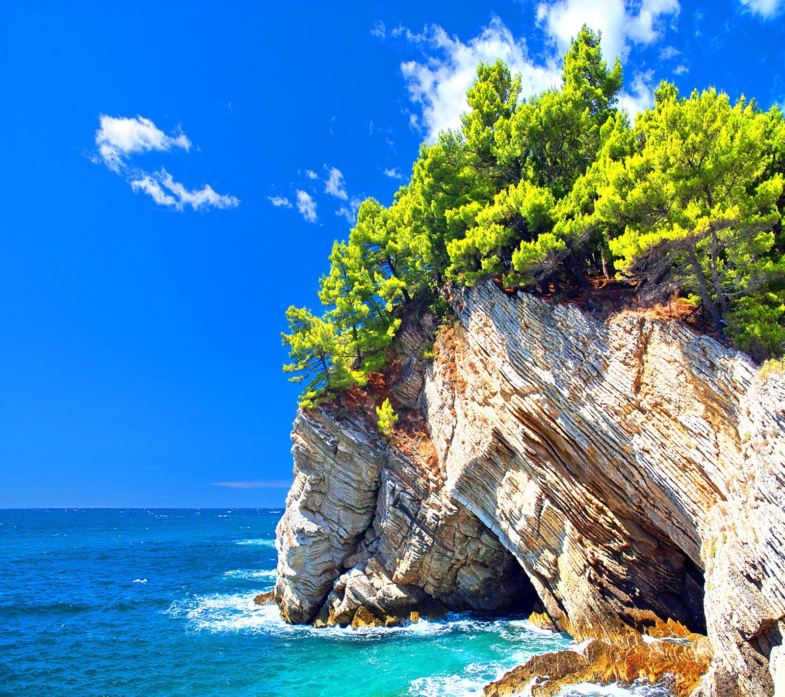 Il y a une grande formation rocheuse sur le rivage de l'océan (beau, paysage)