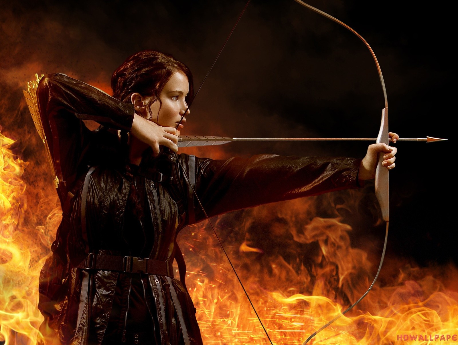 Bogen und pfeil im feuer (die tribute von panem, katniss everdeen)