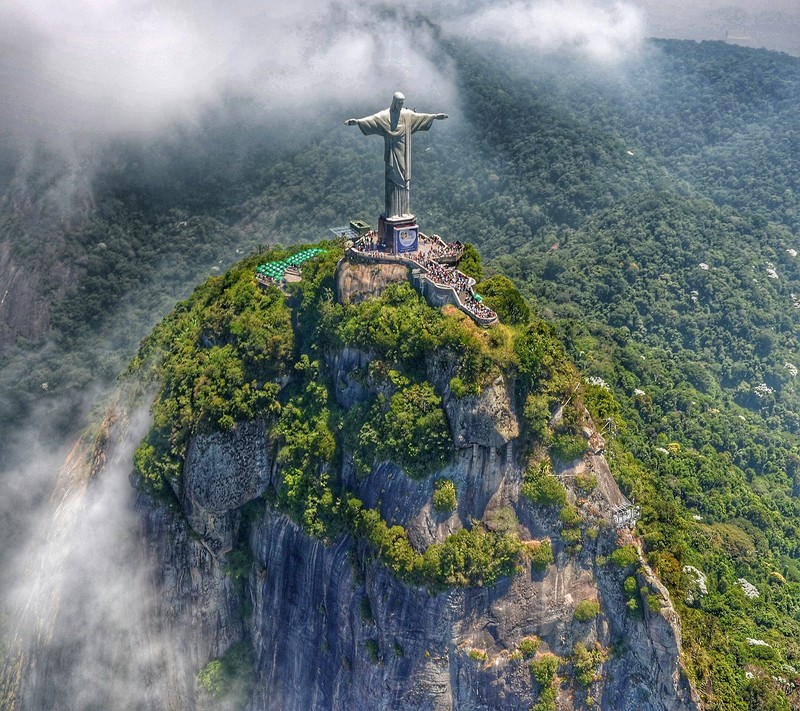 Арафедическая статуя на вершине горы с водопадом (кристо, cristo, redentor, рио де жанейро, rio de janeiro)