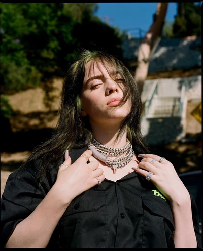 Billie Eilish em uma pose marcante, exibindo uma moda ousada e uma atitude confiante.