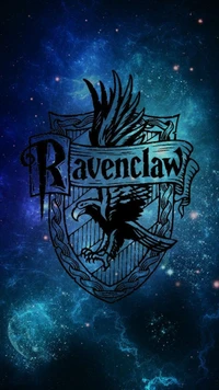 Emblema de la casa Ravenclaw contra un fondo cósmico