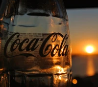 Coca-Cola refletindo um pôr do sol vibrante