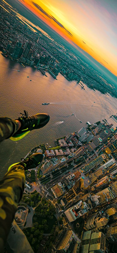 Paisagem urbana com vista para um corpo d'água sereno ao pôr do sol