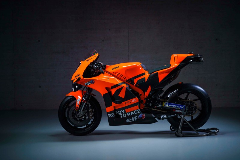 Арафед мотоцикл с шлемом, стоящий в темной комнате (ktm rc16, гонка на мотоциклах, мотоциклы motogp, 2021, велосипеды)