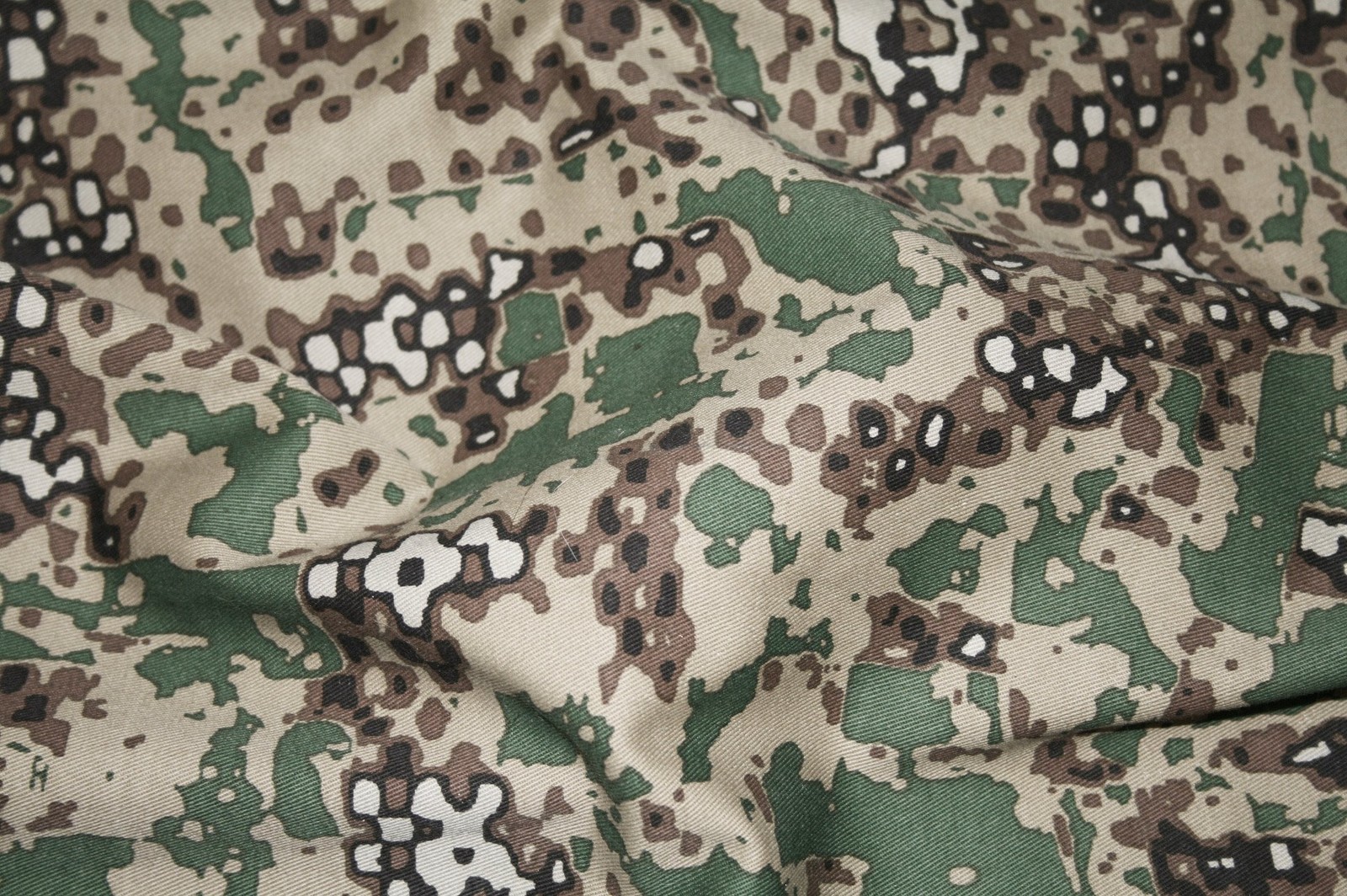 Un gros plan d'un tissu camouflage avec un motif de crânes (camouflage militaire, camouflage, uniforme, uniforme de combat, motif)