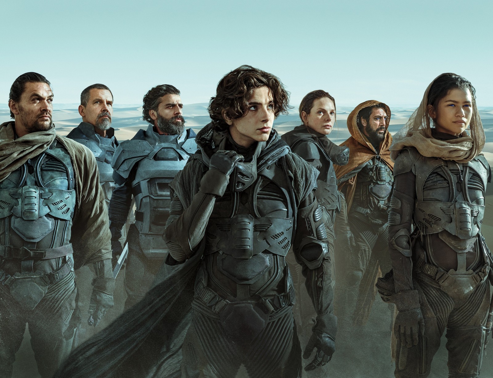 Un groupe de personnes en combinaisons spatiales se tenant dans un désert (dune, films de 2021, 2021 movies, zendaya, javier bardem)