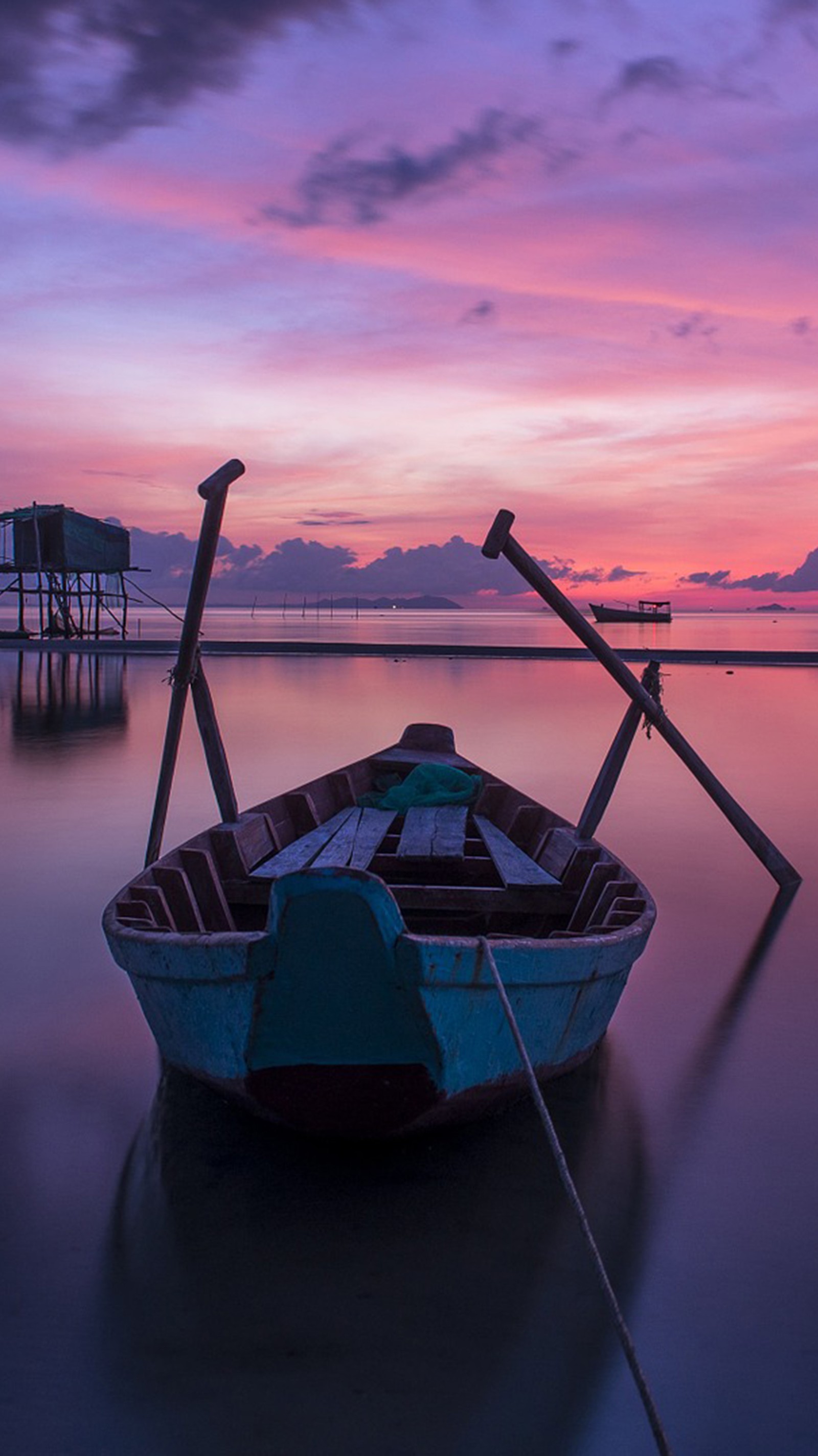 Há um barco que está parado na água ao pôr do sol (barco, navio, nuvem, água, atmosfera)