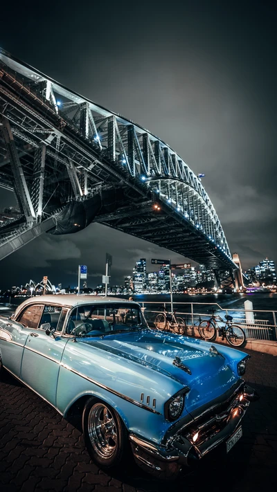 Chevrolet classique sous un pont de la ville la nuit