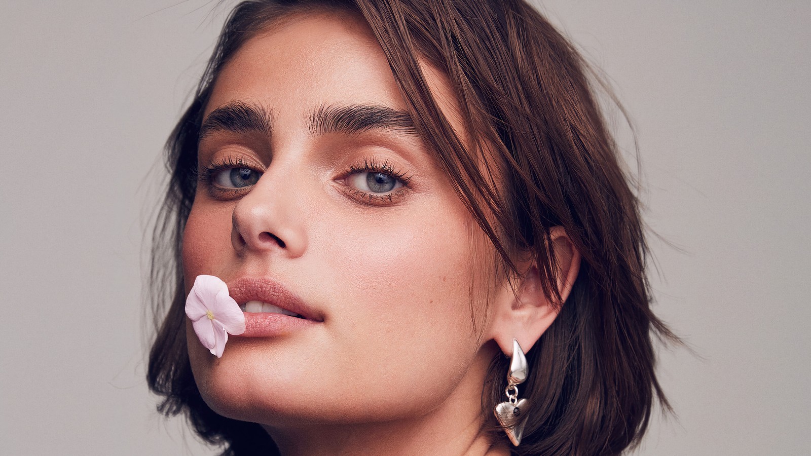 Primer plano de una mujer con una flor en la boca (taylor hill, estadounidense, modelo, celebridad, mujeres)